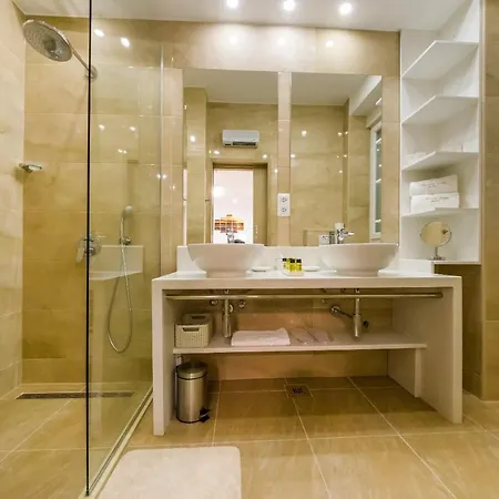 Peninsula Luxury Lejlighed